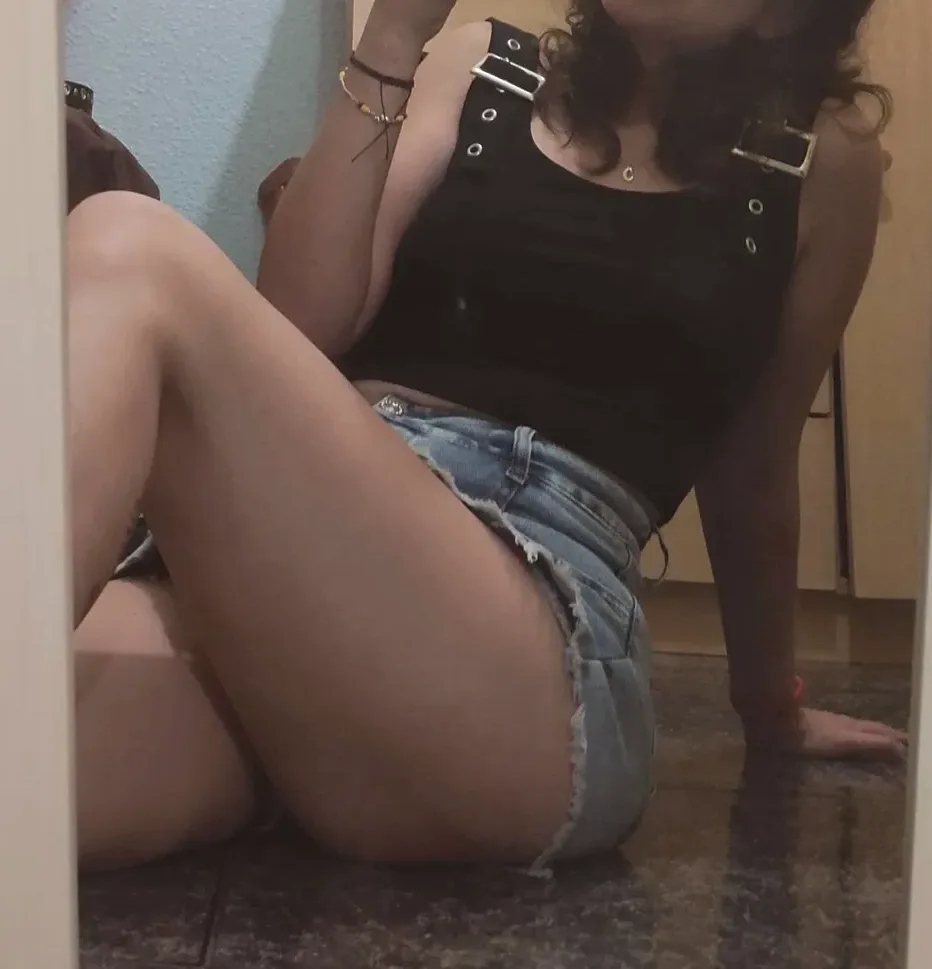 Amira, 32
