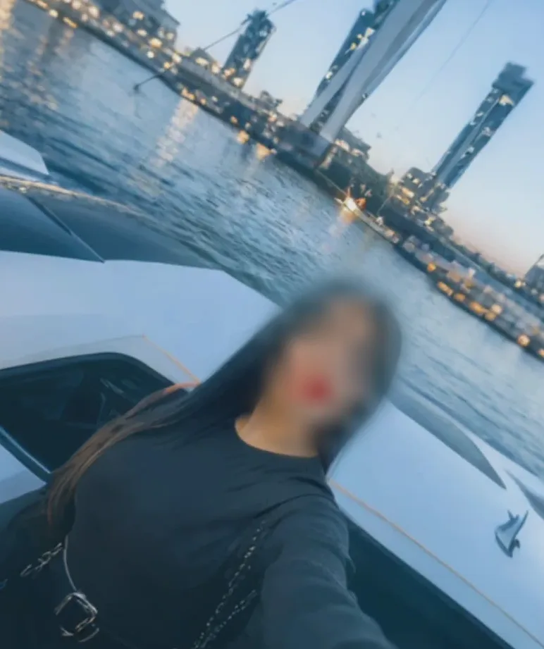 Amira, 35