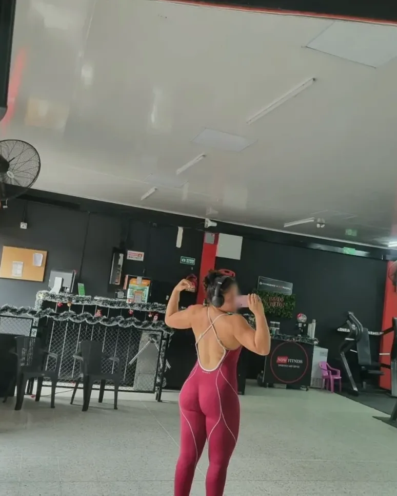 Büsra, 22