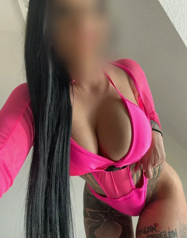 Lara, 27