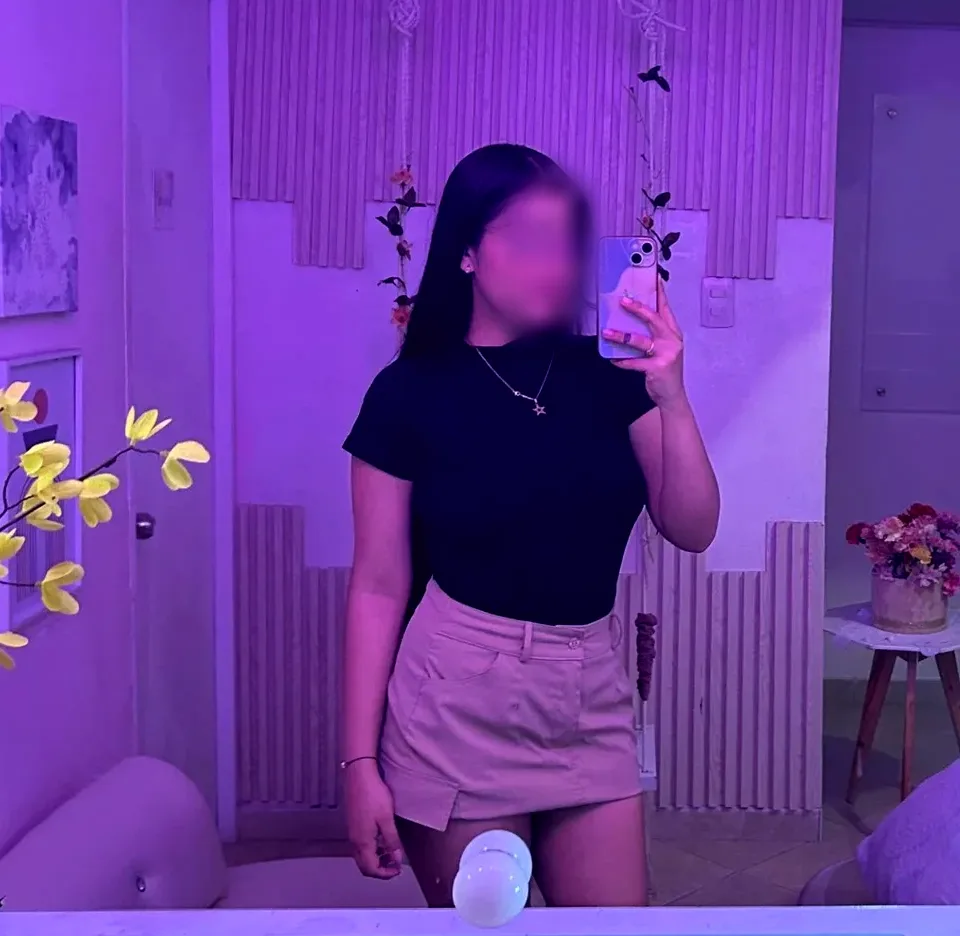 Nina, 23